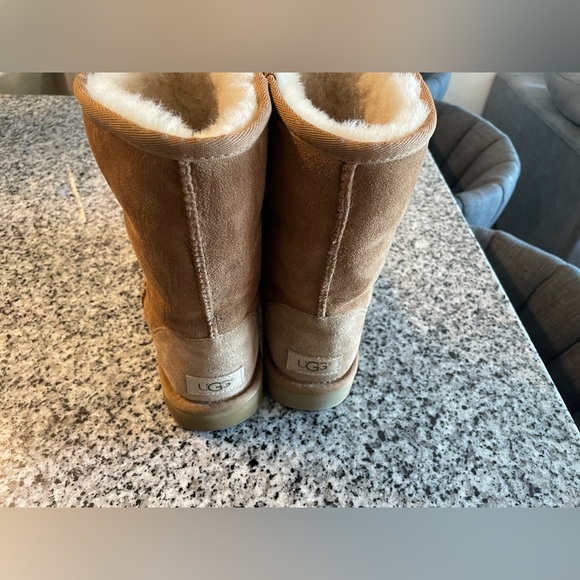 ❌ SOLD ❌Ugg Classic Short II Boot - Chestnut - Size 9 - Picture 5 of 8